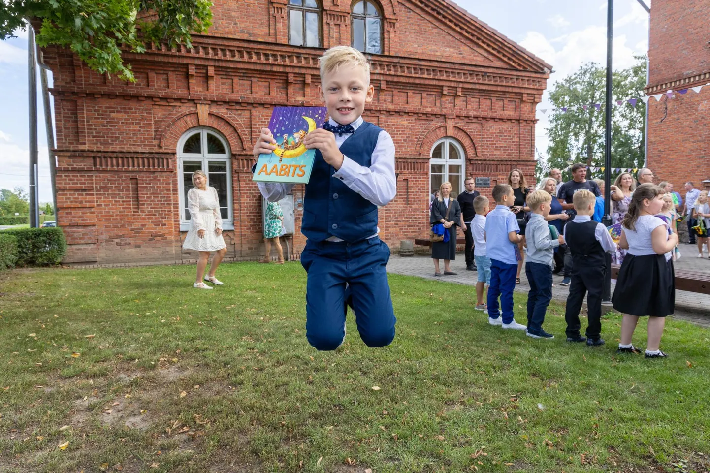 Kesklinna kooli esimeste klasside aktuse järel kogunesid õpilased õue.