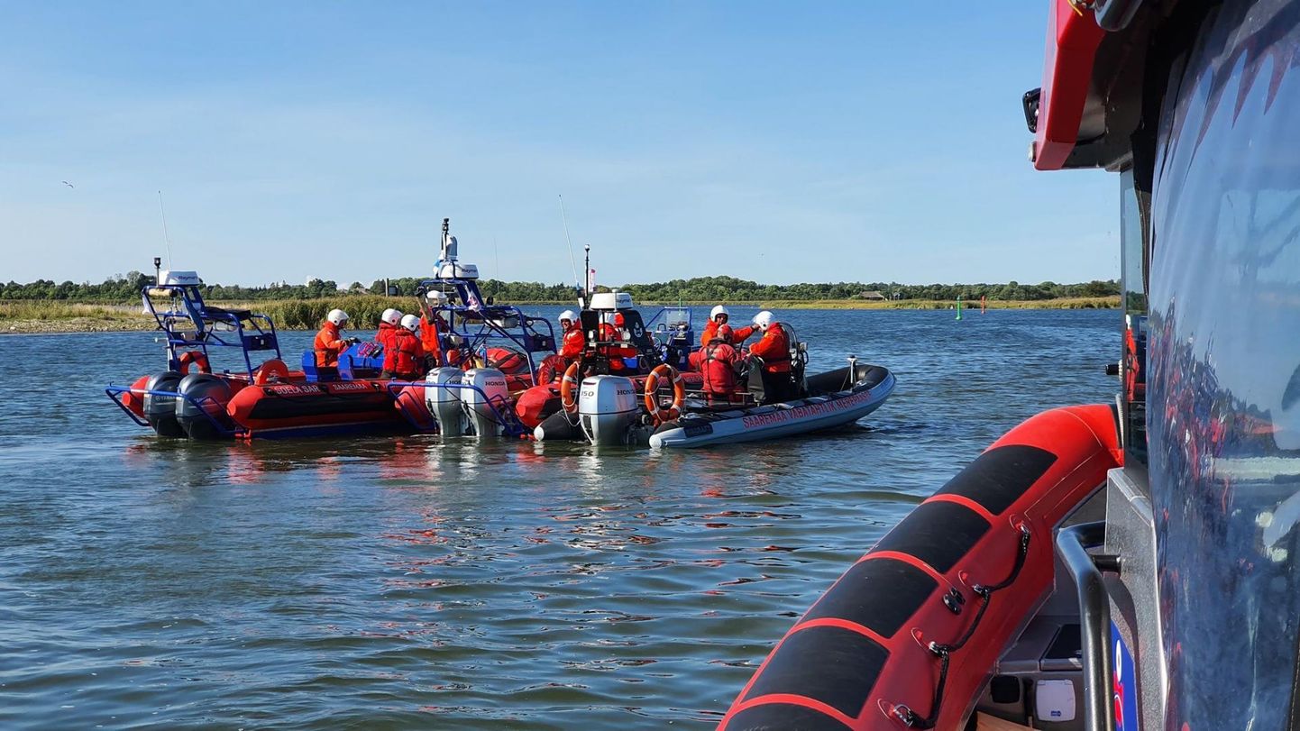 Saaremaa Vabatahtliku Merepääste Seltsi laevastik ringreisil ümber Saaremaa FOTO: Heiki Kukk