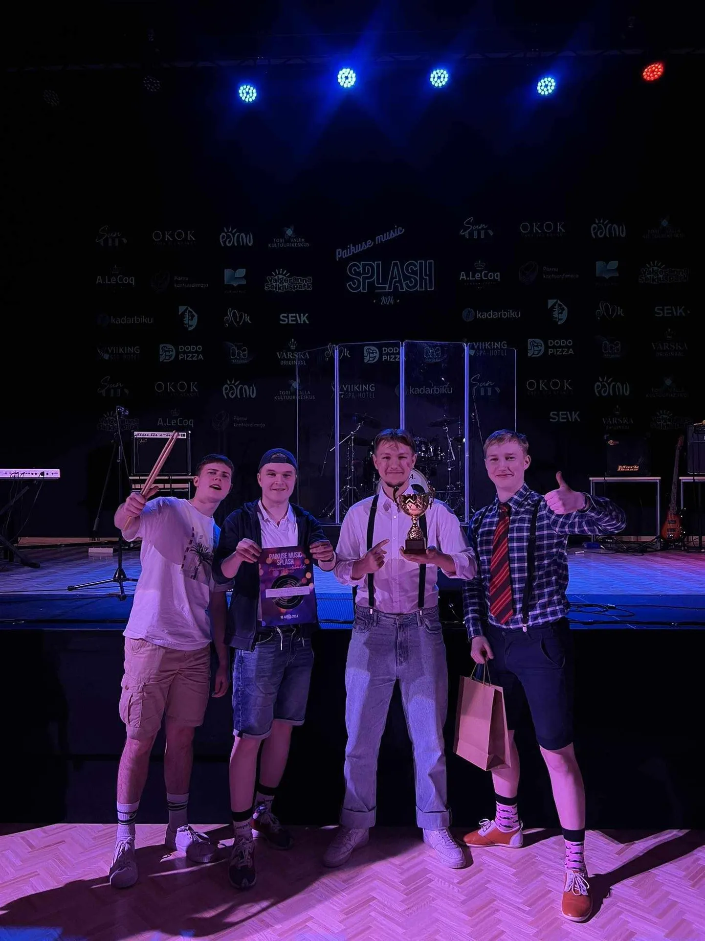 Pahk Street Boysi koosseisu kuuluvad Pärnu ühisgümnaasiumi 12. klassi poisid: solist Artur Striž, trummar Kert Johan Sommer, akordionist Rihard Järvesaar ja basskitarrist Riko Rajasalu.