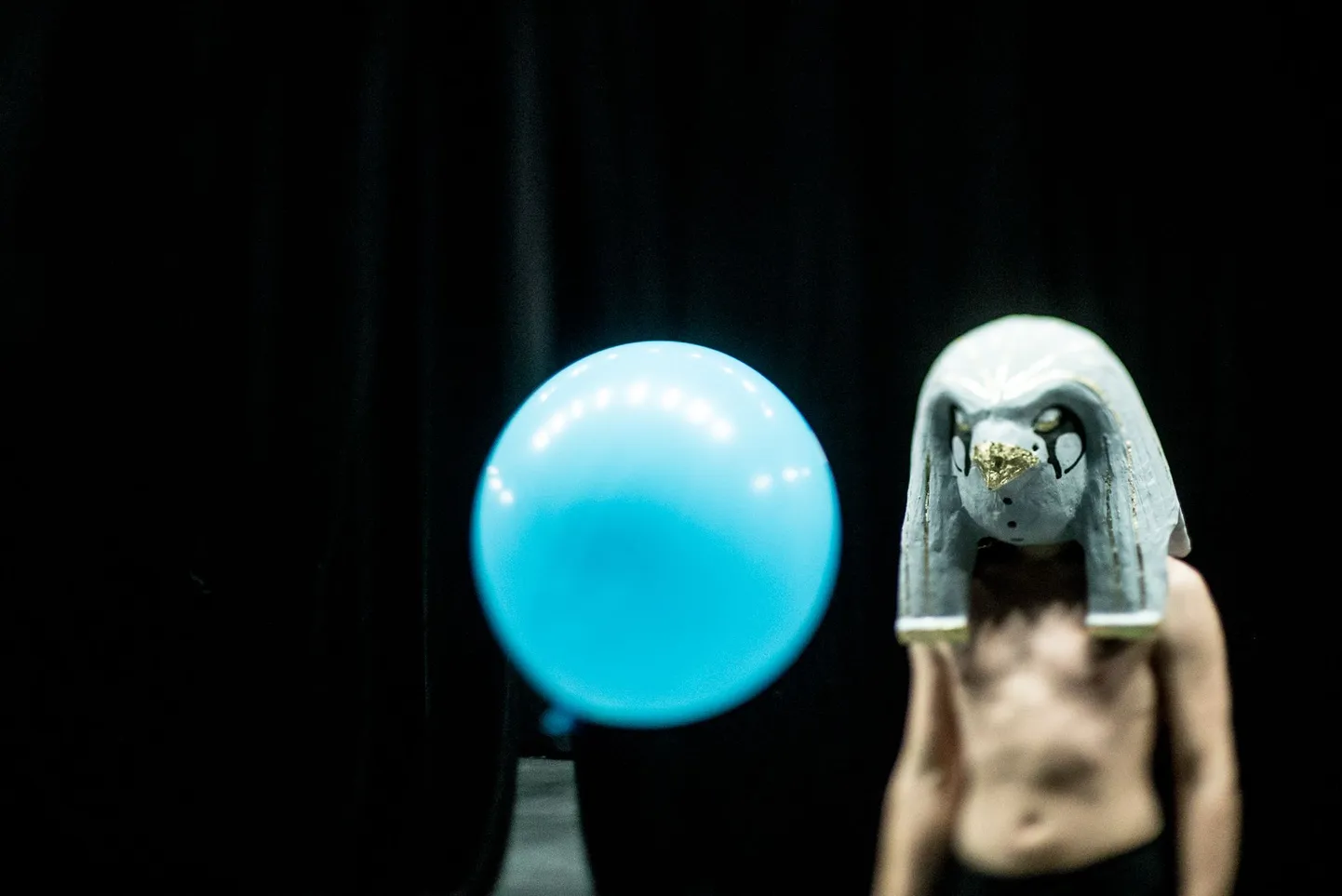 Tartu Uus Teater toob välja lavastuse „Liha luudel“. Lavastust mängitakse nii Tartus kui Tallinnas, kuid esietendus toimub sel korral just Tallinnas Vaba Lava teatrisaalis 21. novembril.