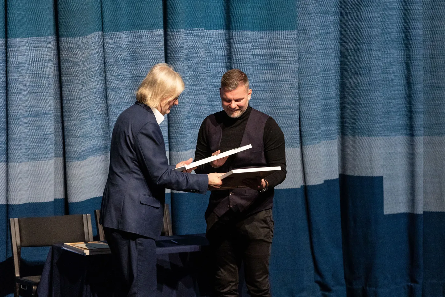 Järvamaa kutsehariduskeskuse direktor Rein Oselin (vasakul) ja jalgpalliklubi Paide Linnameeskond president Veiko Veskimäe panid aluse nooret jalgpallitalentide kasvulavale.