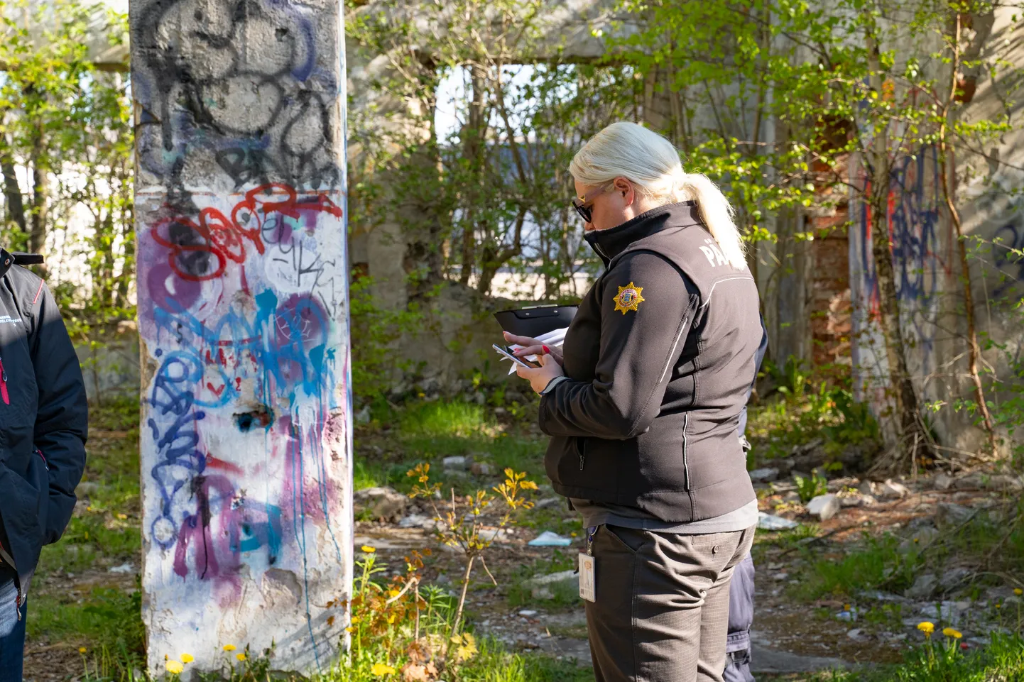 MARIA VAHTER teeb märkmeid tänavu mai alguses politsei, päästeameti ja valla järelevalveteenistuse ühisel reidil. Foto on tehtud Pikal tänaval endise teeninduskombinaadi varemetes, mida omanik nüüd septembris korrastama asus.
