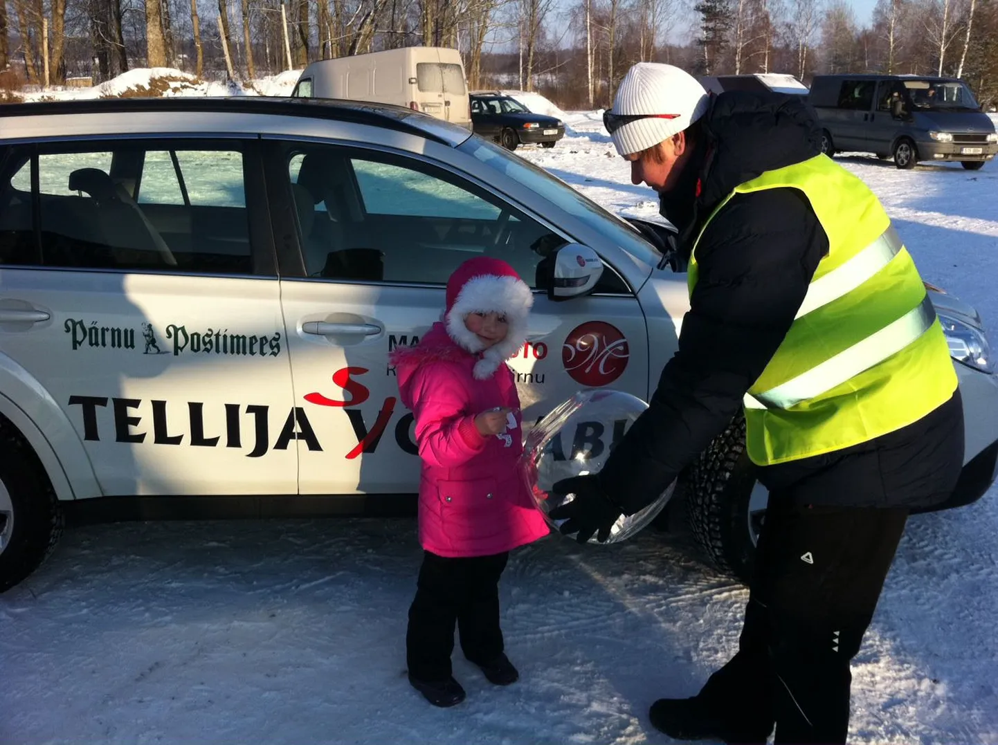 Võitja väljaselgitamisel oli fortuunaks Kendra, loosianumat hoiab Mariine Auto müügikonsultant Jaanus Voll.