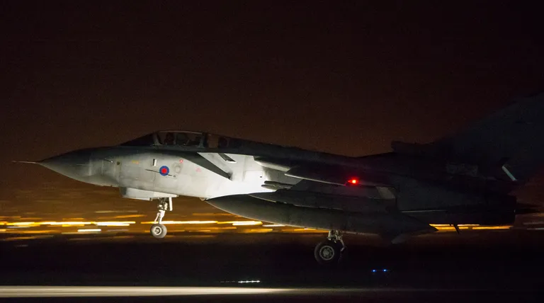 Briti õhujõudude Tornado tõusmas õhku Küprosel asuvast õhuväebaasist 14. aprillil, mil USA, Ühendkuningriik ja Prantsusmaa korraldasid õhurünnakud Süüria režiimi vastu.