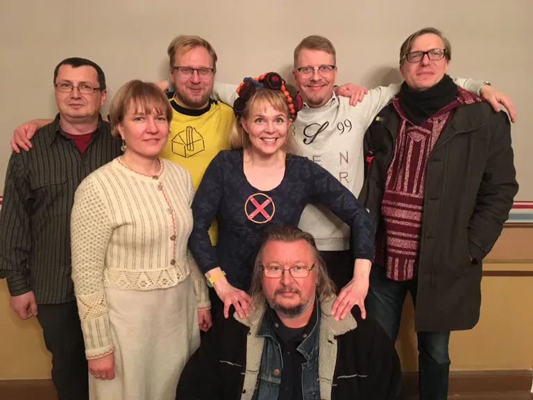 Heli Laaksonen (keskel) sõpradega Tartu kirjandusmajas tänavu novembri lõpus. Vasakult Jan Rahman, Järvi Lipasti (Kokla), Contra, Mika Keränen, Urmas Vadi, ees Ilmar Kruusamäe.