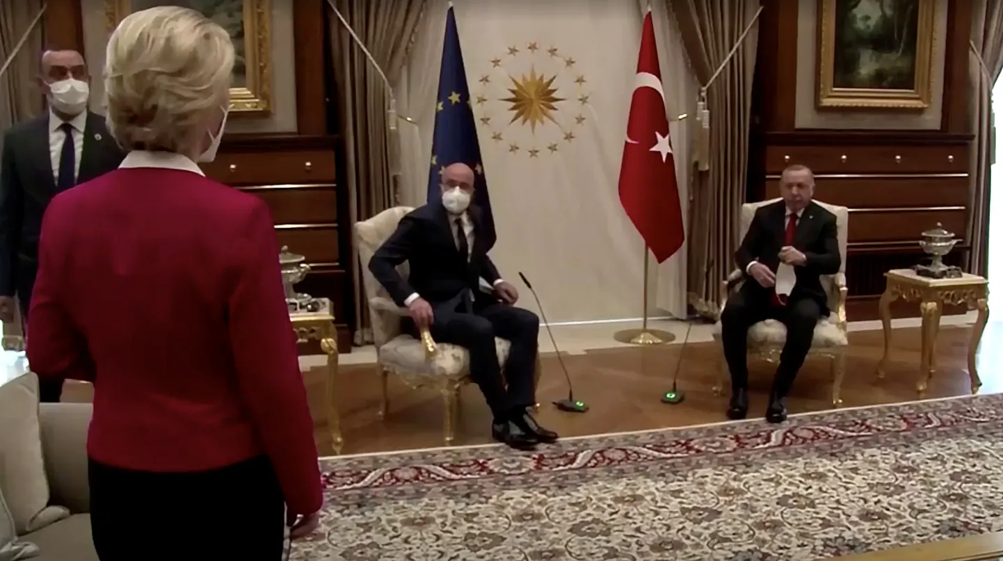 Euroopa Komisjoni president Ursula von der Leyen seisab, samas kui Euroopa Ülemkogu alaline eesistuja Charles Michel ja Türgi president Recep Tayyip Erdoğan istet võtavad.