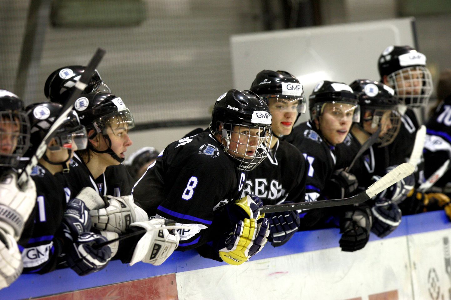 Эстонская молодежная команда на родном льду в холле «Премия» попросту опозорилась... Лишь победа над скромной Исландией позволила нашим занять предпоследнее место в группе и сохранить прописку во втором дивизионе.