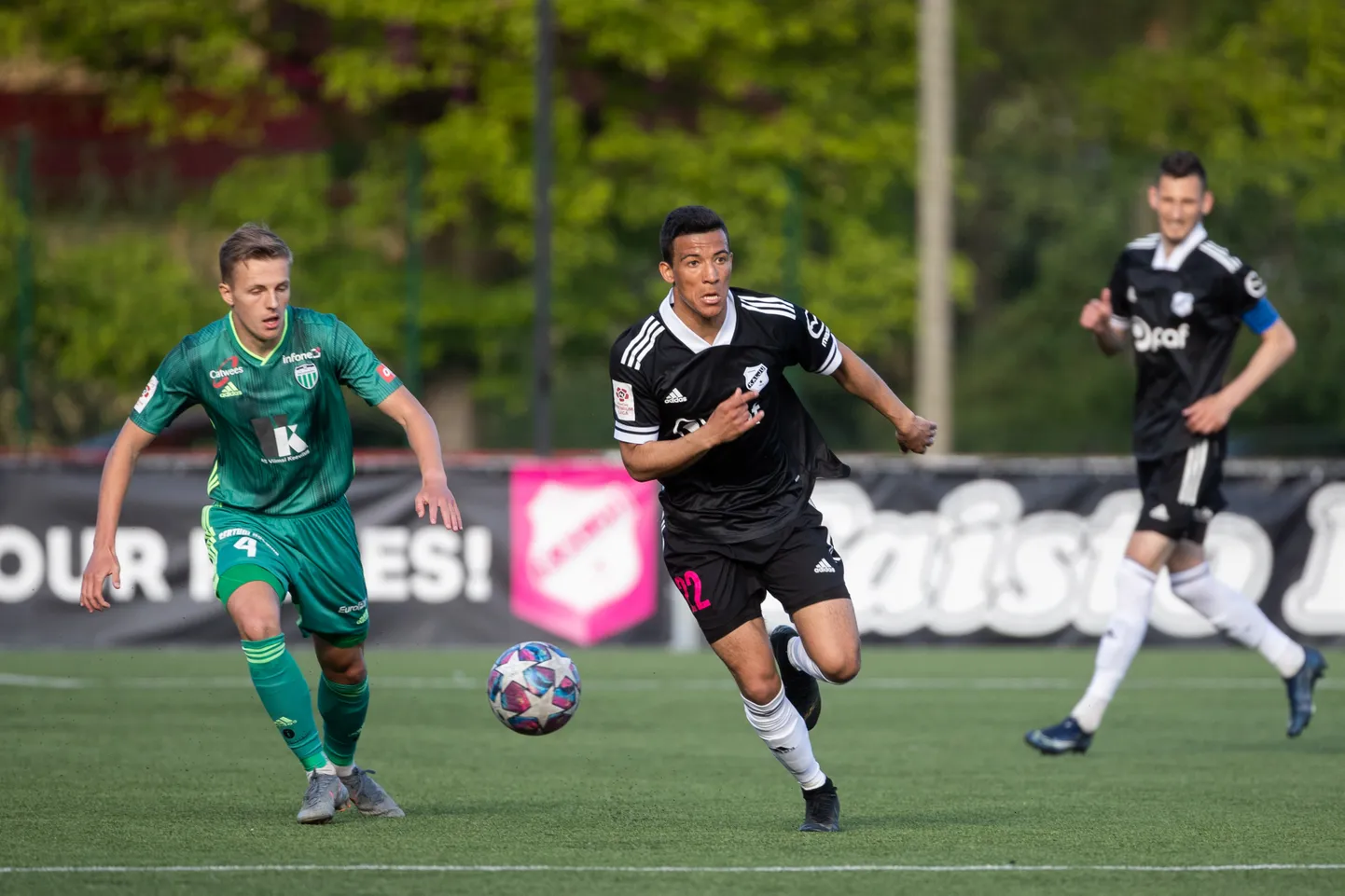 Nõmme Kalju ja Levadia mängijad nahkkera eest võitlemas.