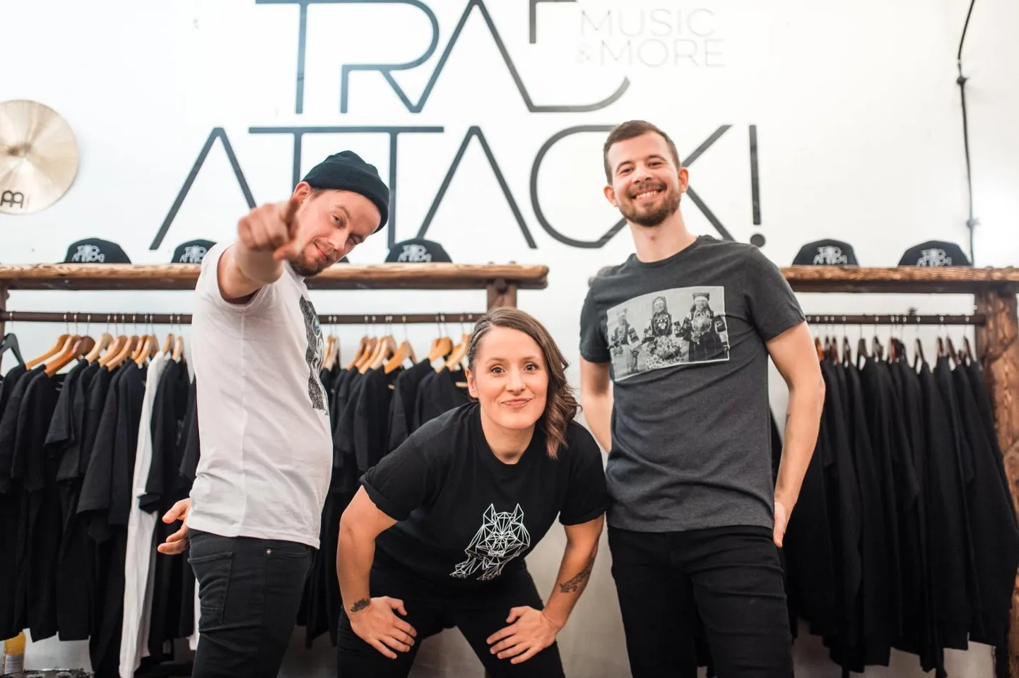 Trad.Attack! fännisärkides (vasakult): Tõnu Tubli, Sandra Vabarna ja Jalmar Vabarna.