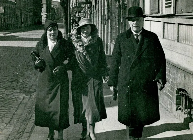 Ādams Butulis ar medicīnas māsu Emīliju Kulmani (pirmā no kreisās). Nezināms fotogrāfs. Rīga, ap 1935. gadu.