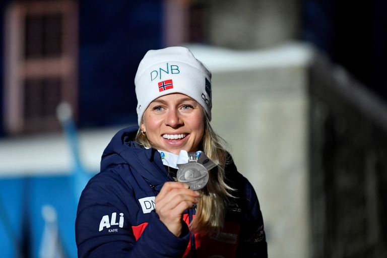 Norralanna Tiril Eckhoff laskesuustamaise MMi naiste jälitussõidu hõbemedaliga