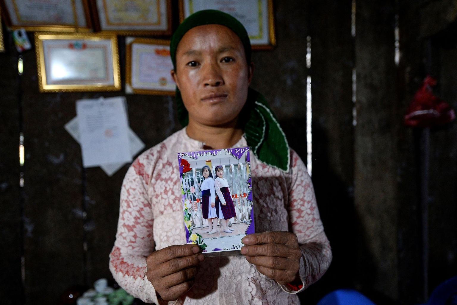 Vietnamlannast ema Vu Thi Dinh näitas pilti kadunuks jäänud tütrest Duast.