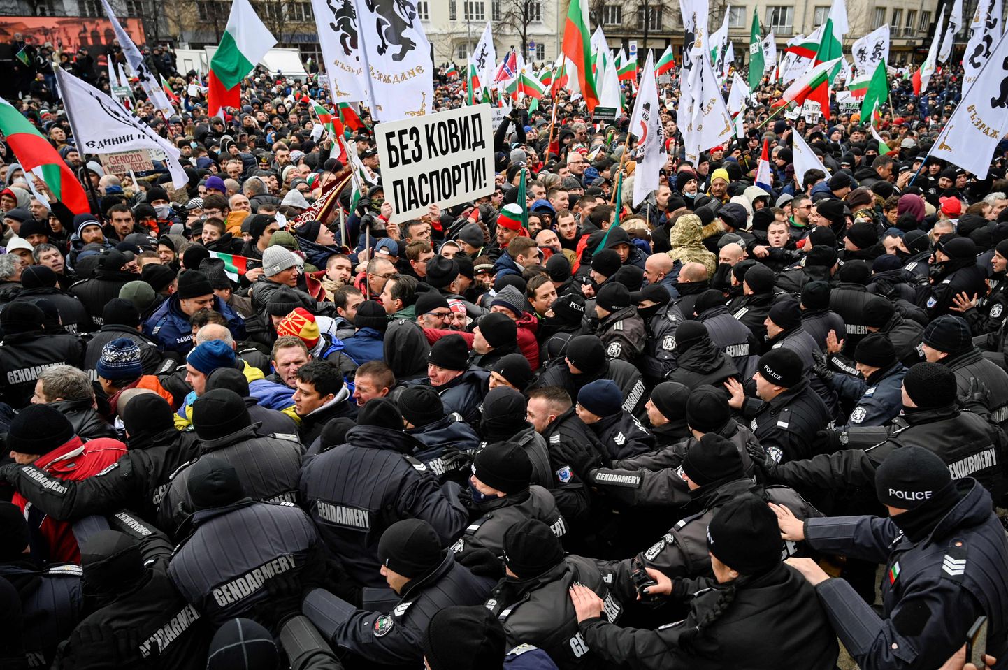Protestētāji pie Bulgārijas parlamenta ēkas.