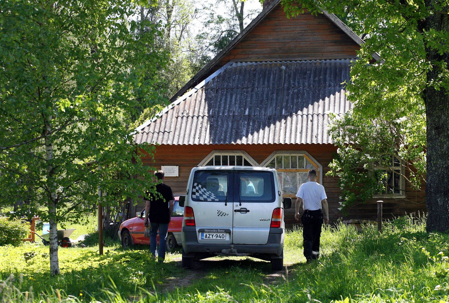Süüdistuse kohaselt kasvatas Markku Olavi Nestori Kallio Viljandimaal Tarvastu vallas Kalbuse külas kanepitaimi, kuivatas neid ning valmistas marihuaanat ja hašišit.