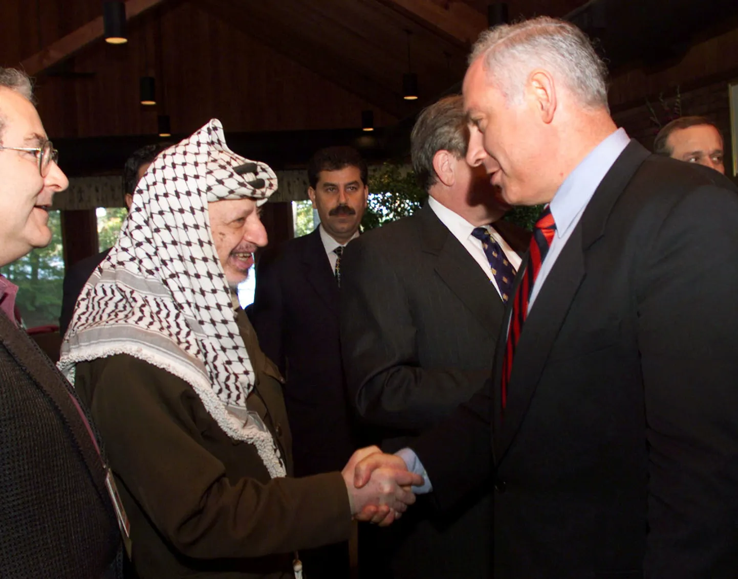 Jasers Arafats un Benjamins Netanjahu Tuvo Austrumu miera samitā, 1998. gadā.