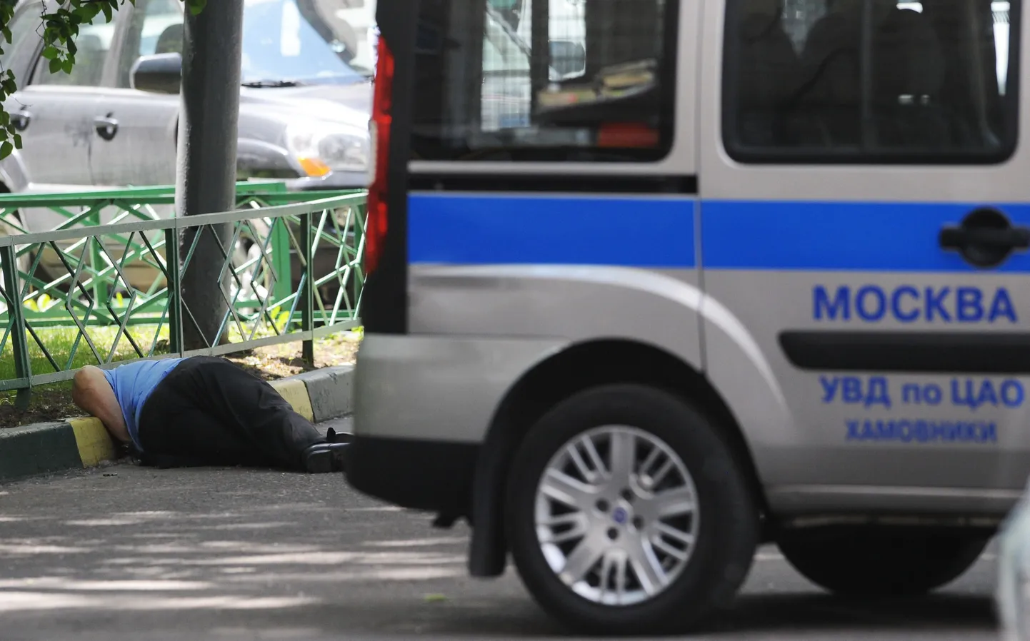 Moskva siseasjadeosakonna auto Juri Budanovi surnukeha juures.