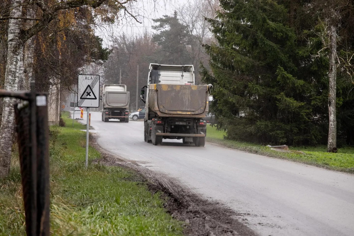 Tootsis on teed nii kitsad, et tuulepargi ehitusele alevi kaudu materjali vedavad masinad on tee servad poriseks ja rööpasse tallanud. Kui suurte autodega satub kohakuti jalgrattur või jalakäija, pole temal kuhugi minna.