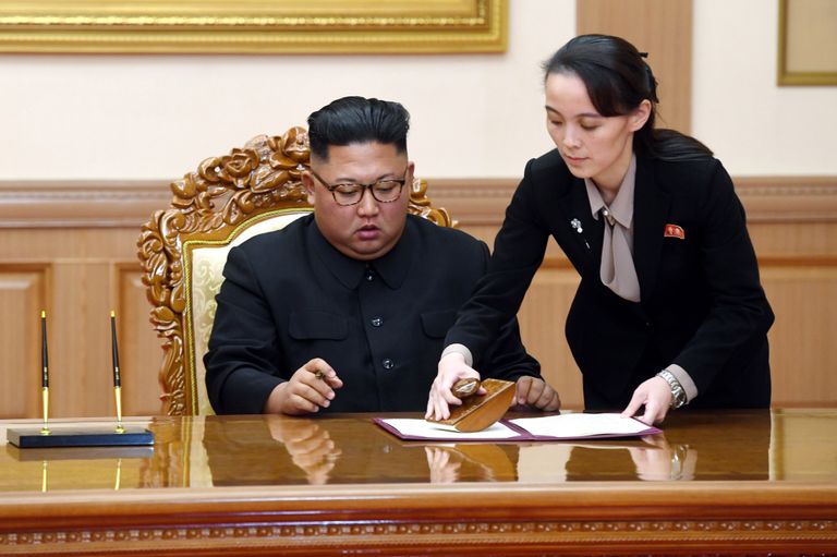 Põhja-Korea juht Kim Jong-un ja ta õde Kim Yo-jong 2018 sügisel pärast kohtumist Lõuna-Korea presidendi Moon Jae-iniga. Pildil on Kim Jong-uni näha ühisavaldust allkirjastamas