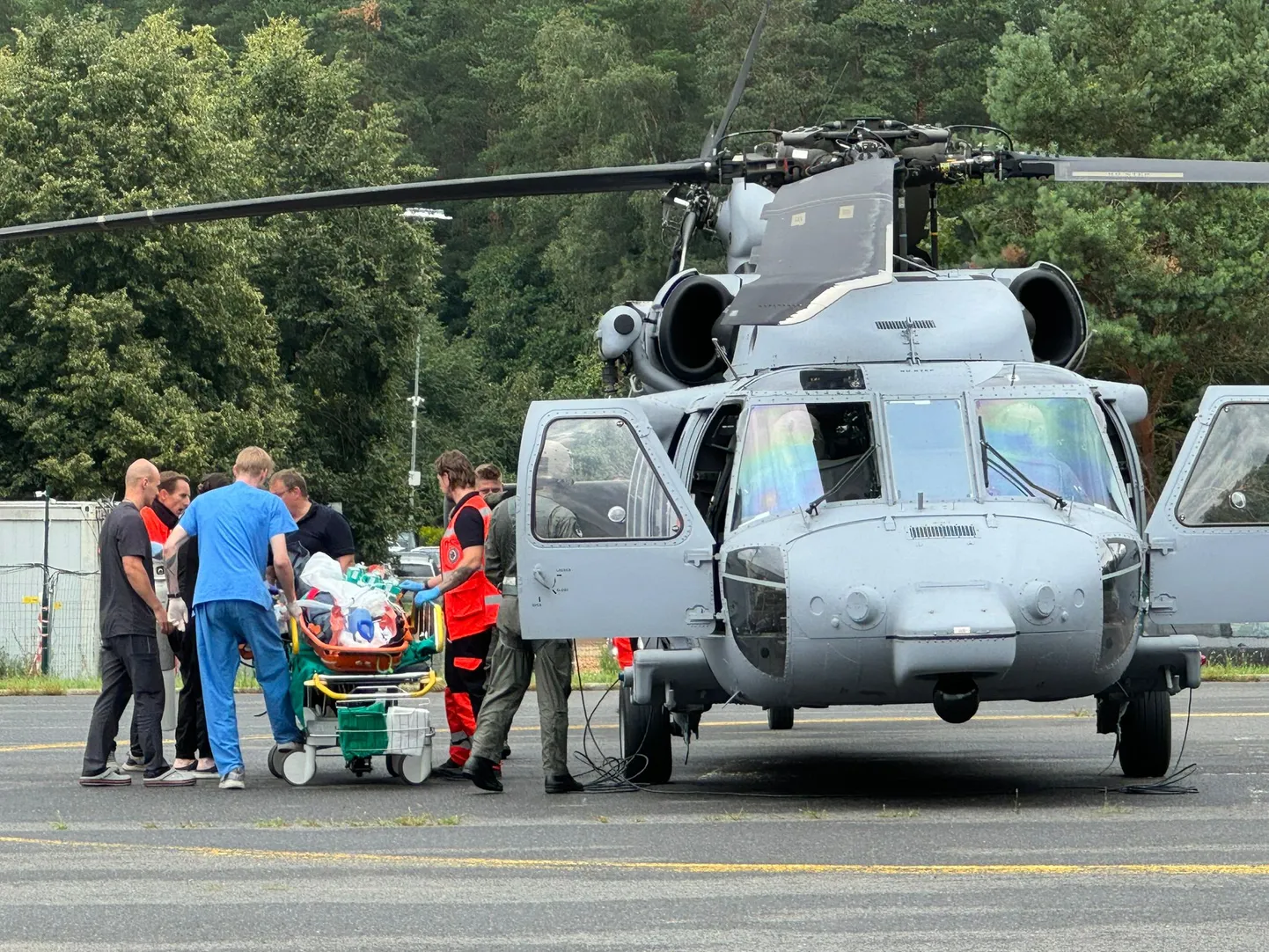 В RAKUS на вертолете в критическом состоянии доставили молодую пациентку с пневмонией