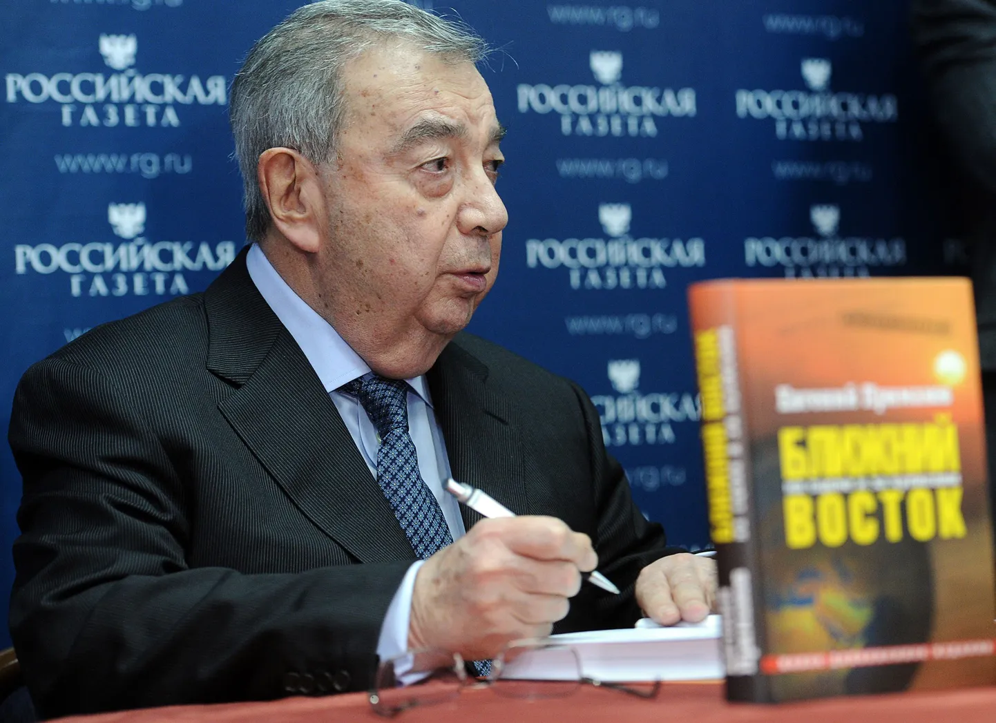 Jevgeni Primakov annab autogramme enda kirjutatud raamatusse Lähis-Idast. Foto on tehtud märtsis 2012.