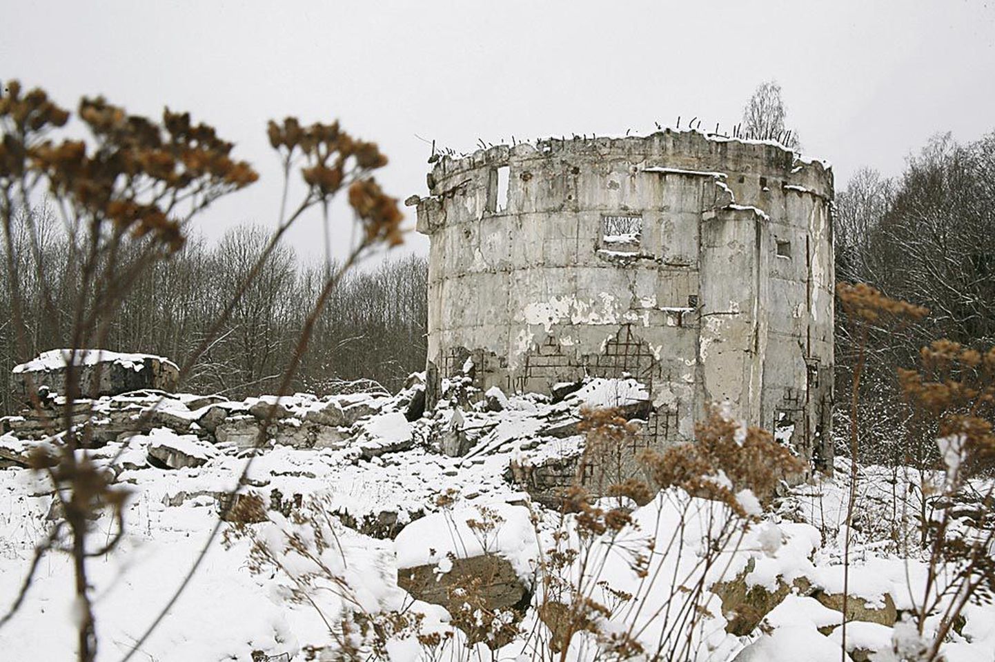 Nõukogude Liidu kaitserajatise ristis rahvasuu Kikerpera raketibaasiks, sellest on jäänud troostitu betoonihunnik.