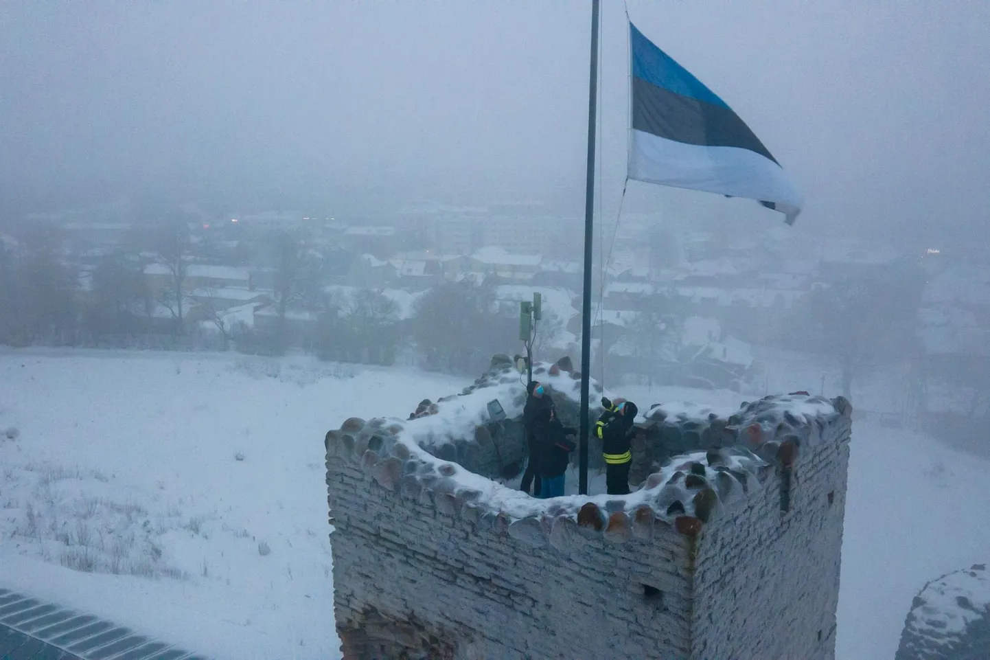 Riigi aastapäev algab traditsiooniliselt lipu heiskamisega Rakvere linnuses.
