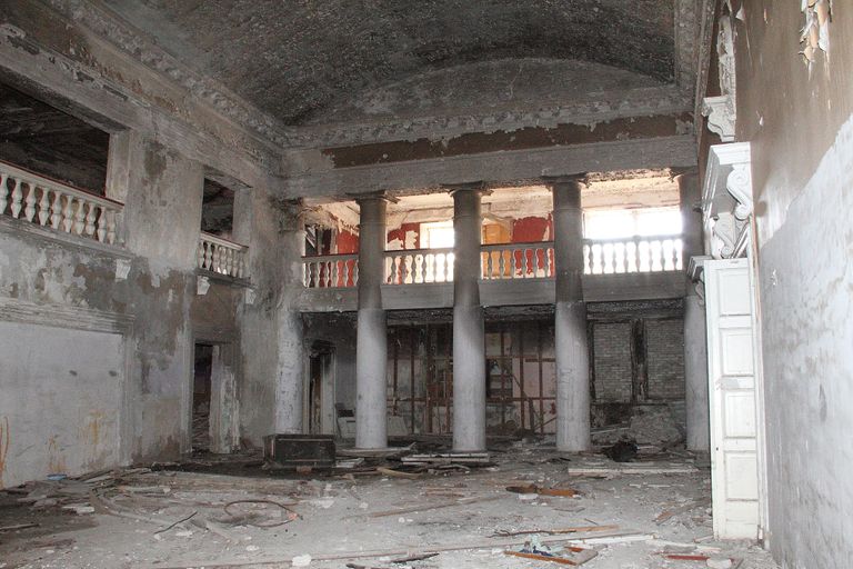 Холл заброшенного здания ДК имени Герасимова в Нарве. Фото 2015 года.
