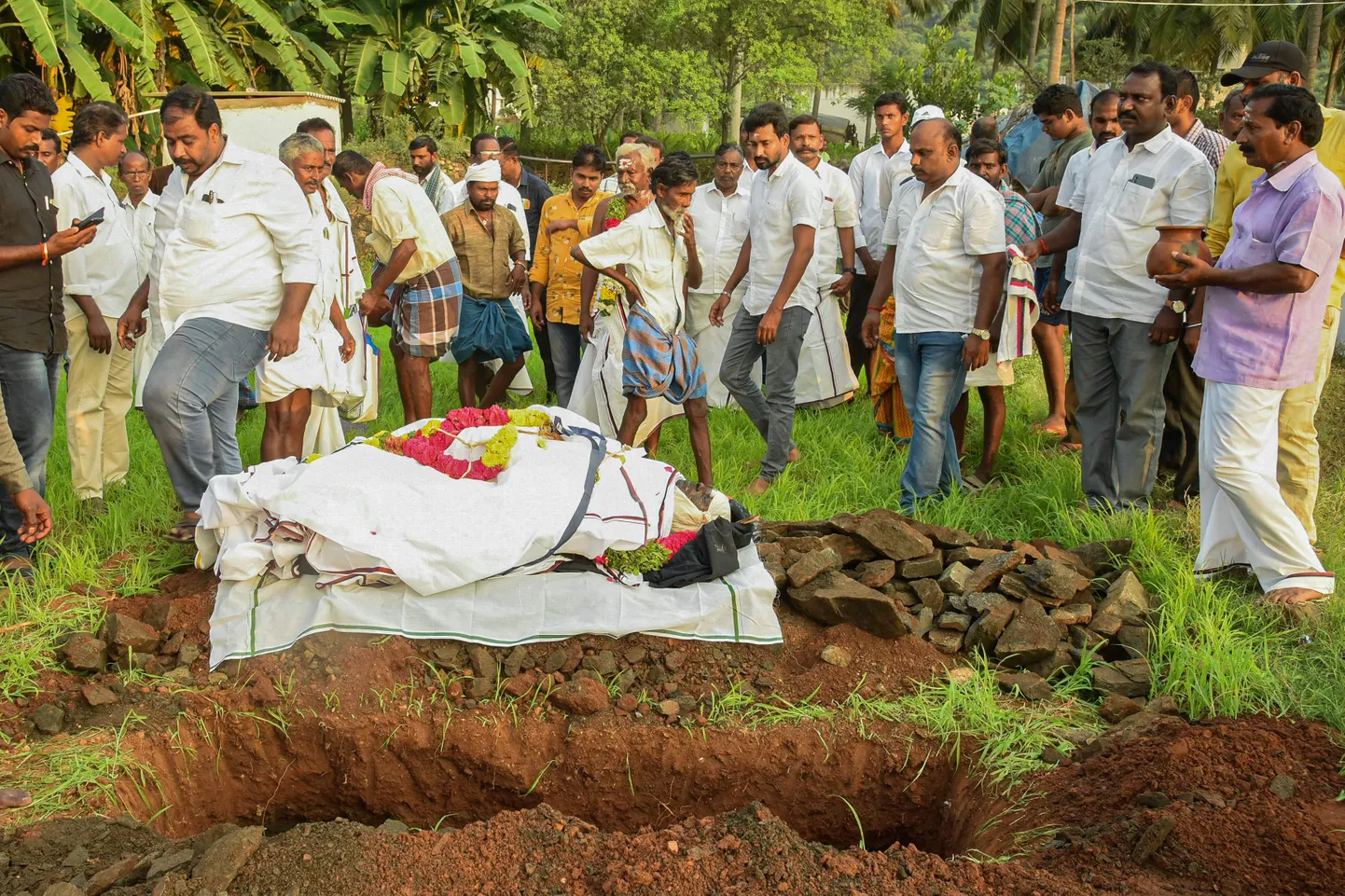 Dravida Munnetra Kazhagami (DMK) partei liikmed ja sugulased matavad Thangaveli, kes end süütas põlema protestiks hindi keele pealesurumise vastu.