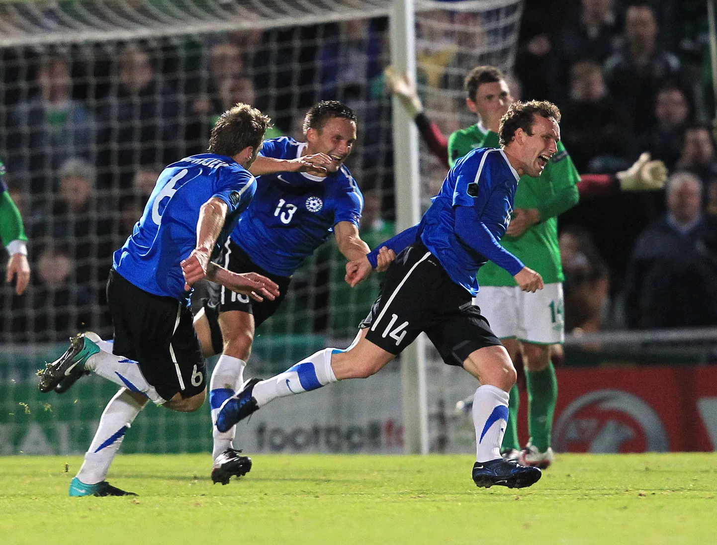 Константин Васильев (справа в синей форме) отмечает свой победный гол.