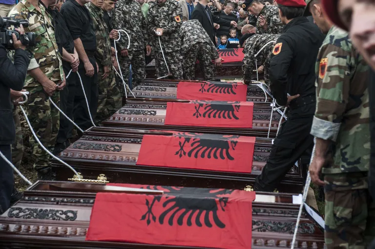 Kumanovo tulevahetuses hukkunud Kosovo päritolu etniliste albaanlaste matused Pristinas. Matustele kogunes tuhandeid inimesi. Foto: AFP/Scanpix