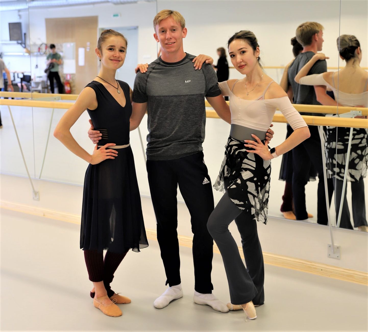 Vanemuise balletitrupi uued liikmed Caroline Maquignon (vasakult), Benedict Lythgoe ja Natalie Barbis.