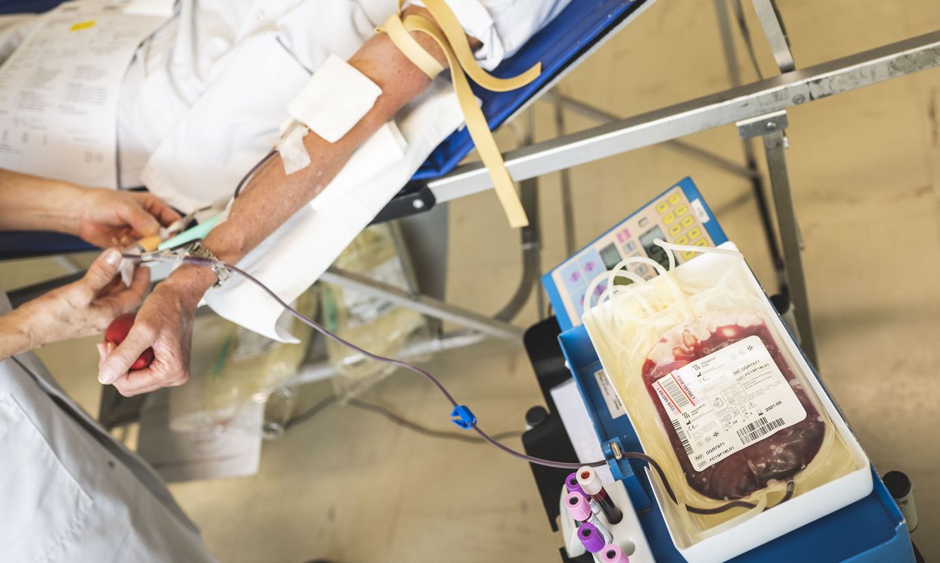 Донор история. Операция по переливанию крови. Переливание крови пациенту. Переливание крови от донора к реципиенту.