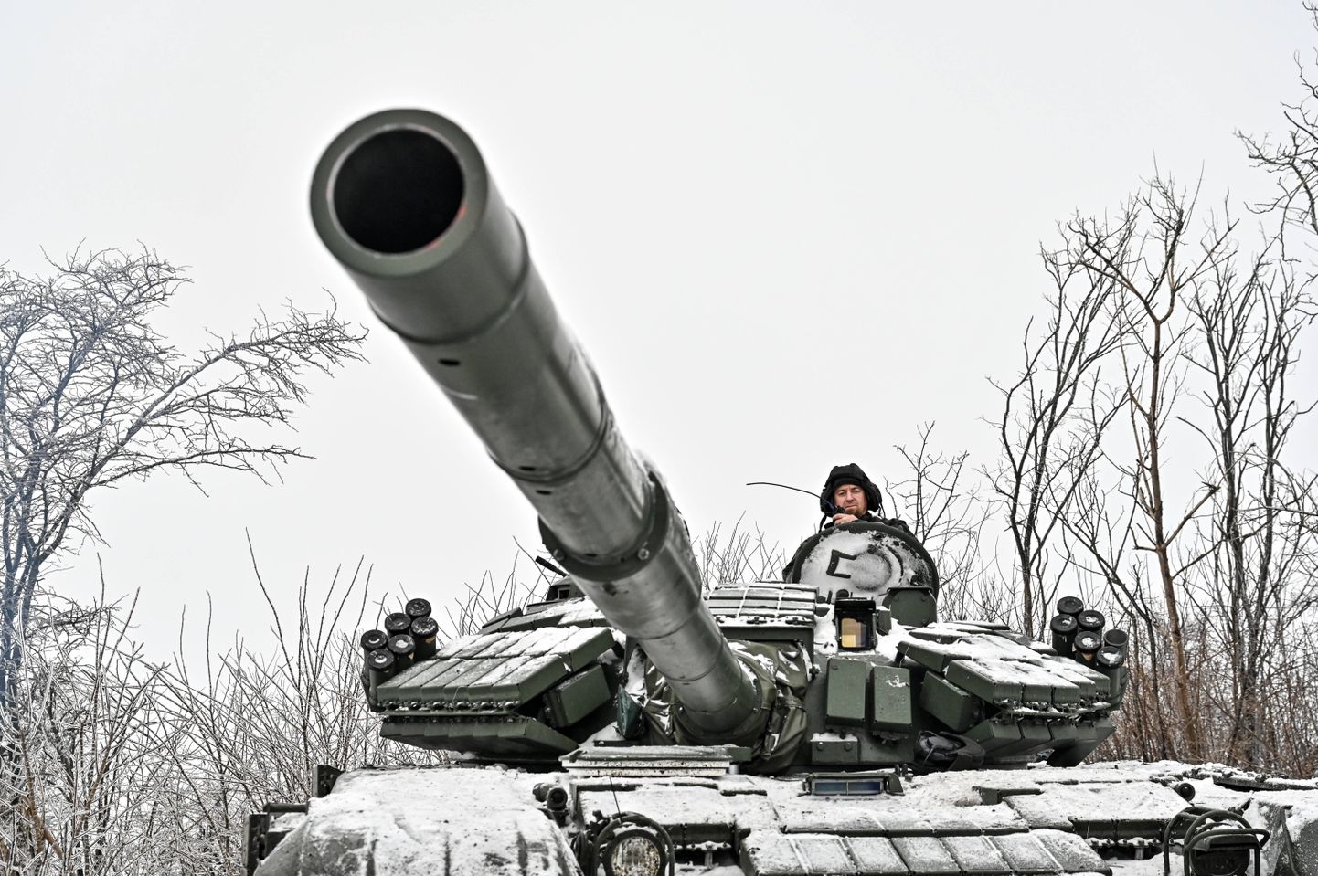 Украинский солдат на танке Т-72.