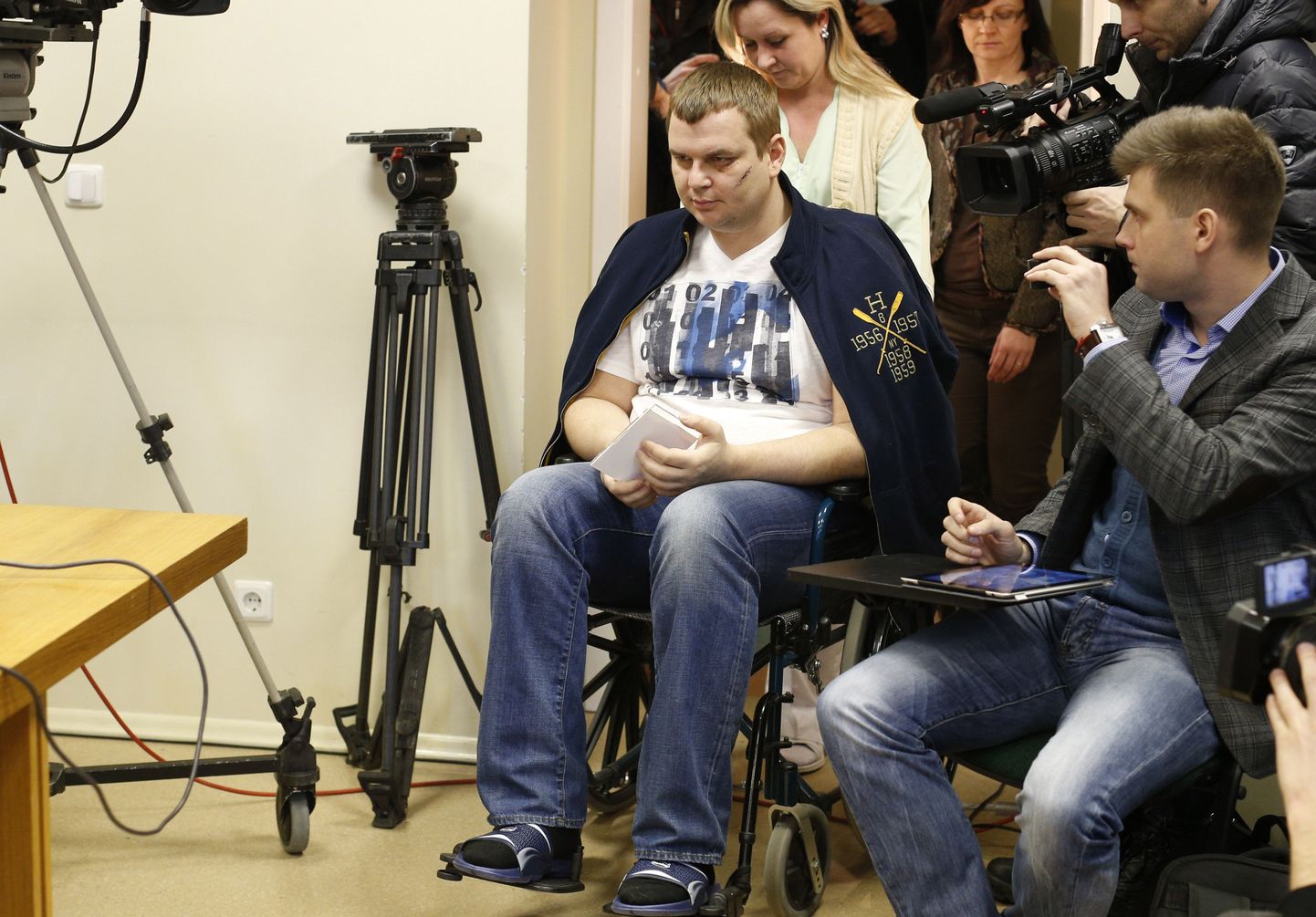 Ukraina opositsiooniaktivist Dmõtro Bulatov (ratastoolis) Vilniuses toimunud pressikonverentsil.