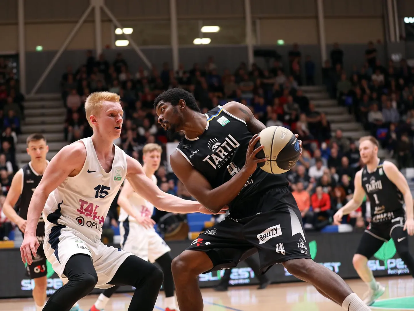 Braxton Huggins (palliga) vedas Tartu seeria võiduni.