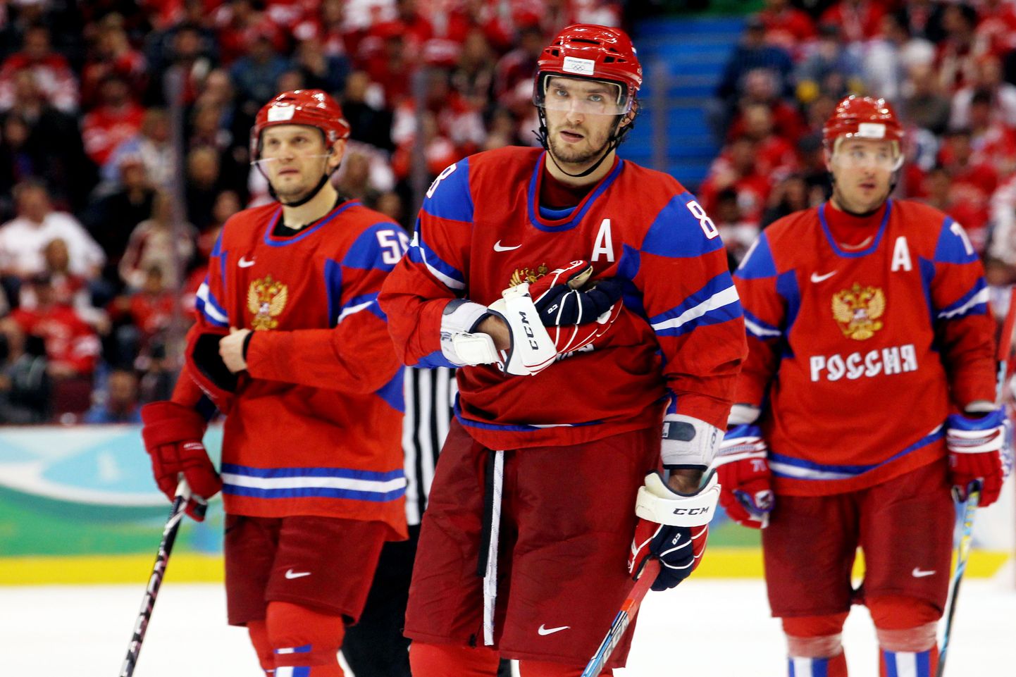 Pettunud Venemaa mängijad eesotsas Aleksandr Ovetškiniga (keskel)