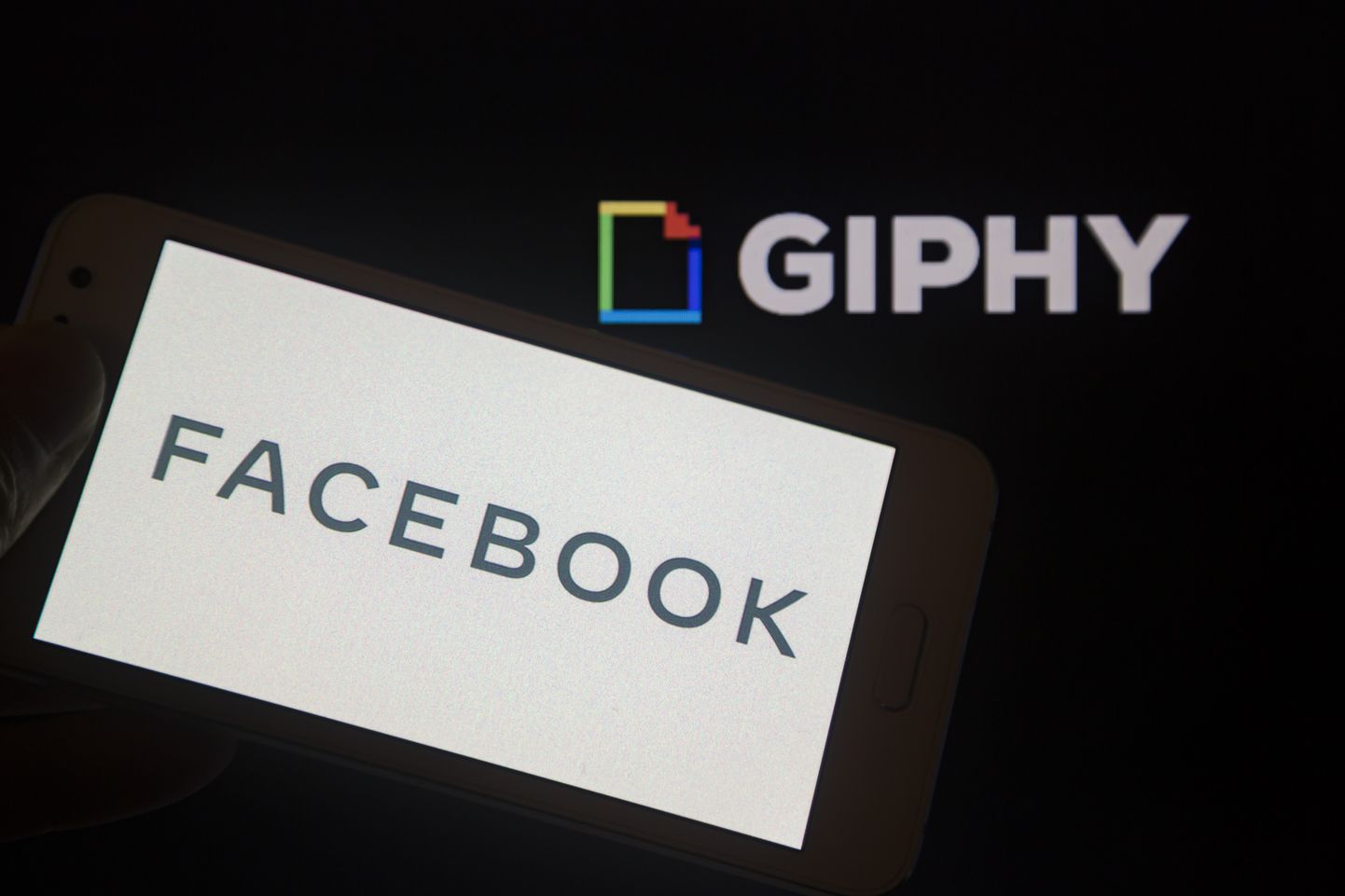 Facebooki ja Giphy logod.