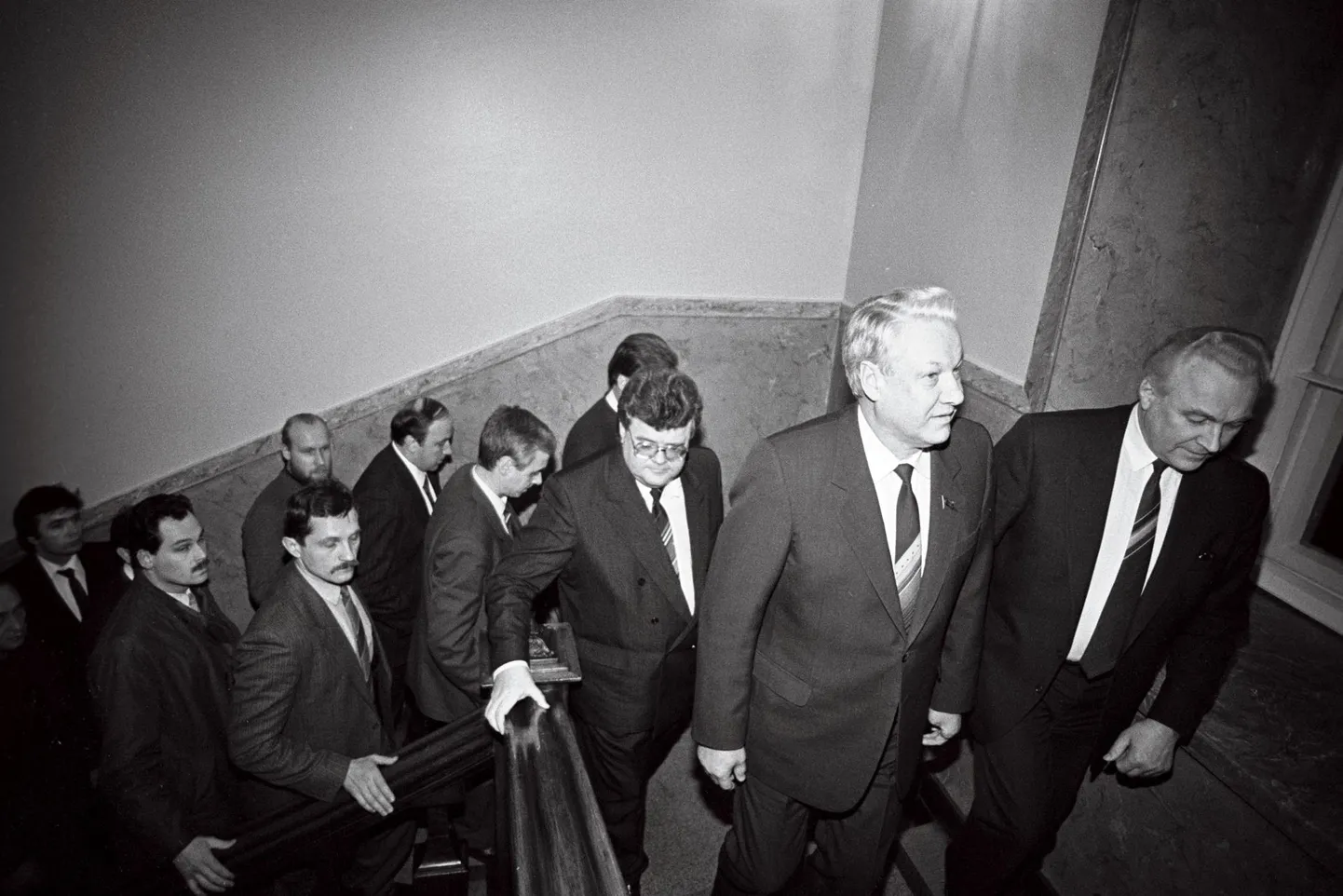 Vene NSFV Ülemnõukogu esimehe Boris Jeltsini (keskel) saabumine Toompea lossi. Paremal Eesti Vabariigi Ülemnõukogu esimees Arnold Rüütel ja vasakul valitsuse esimees Edgar Savisaar, all (vasakul) siseministeeriumi eriteenistuse ülem Jaan Toots. 13.01.1991.