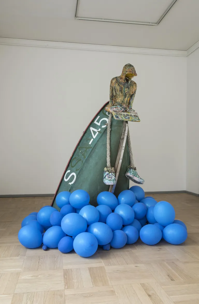 Kris Lemsalu töö «Niisiis las sulame, käratult», 2017.