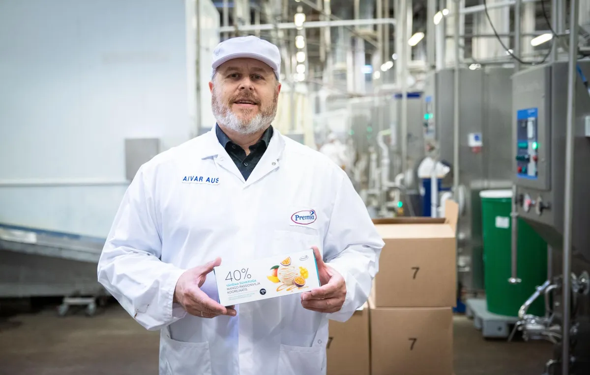 Ja valmis ta ongi! Premia Tallinna Külmhoone juhatuse esimees Aivar Aus koos auhinnatud jäätisega.