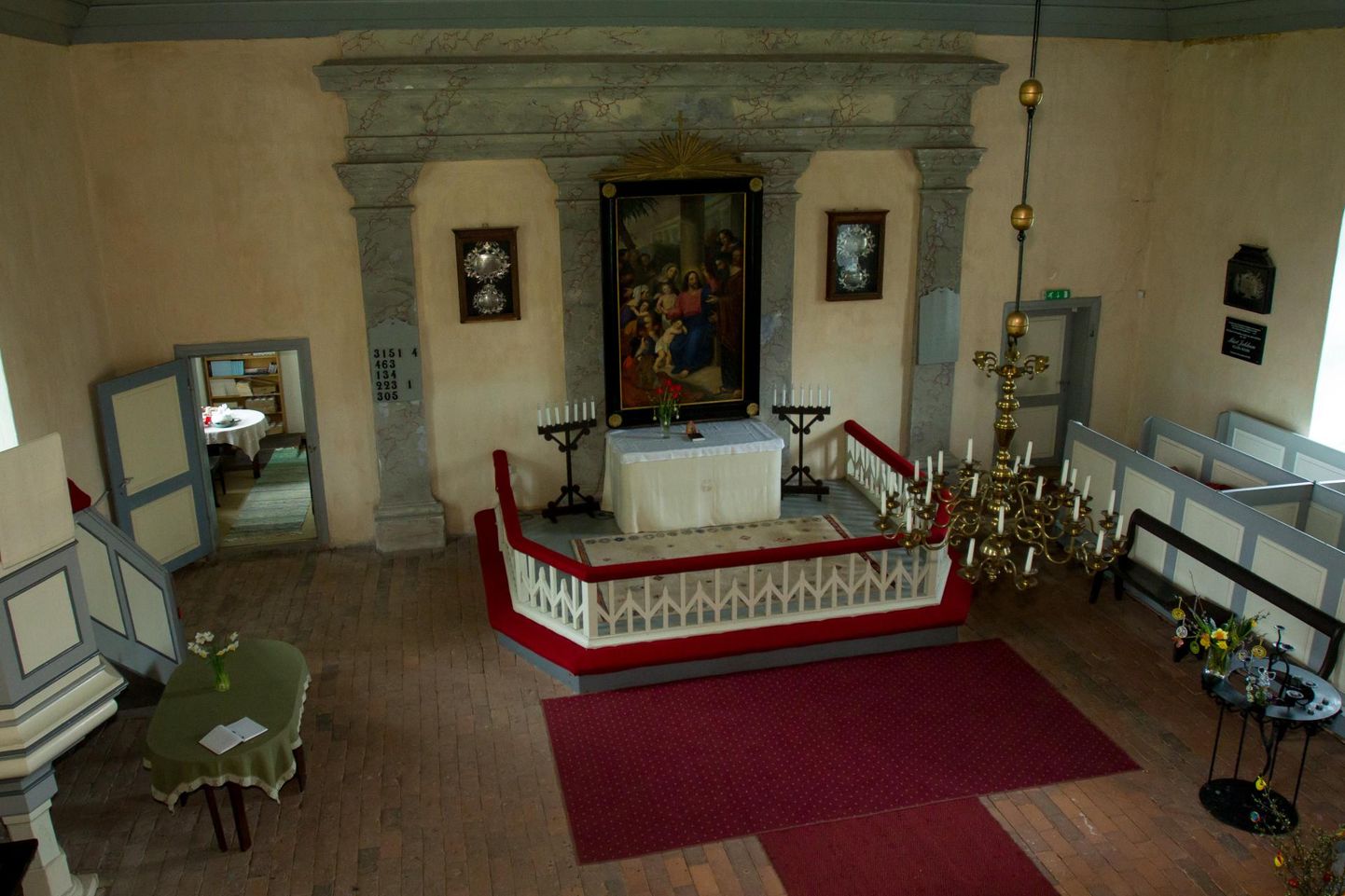 Kõpu kirikus on omanäoline altarisein koos klassitsistliku sammasportikuse ja altarimaaliga "Laske lapsed minu juurde tulla".