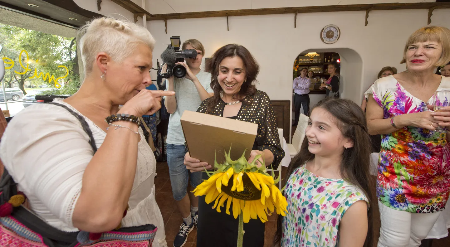 Tartus Riia tänaval avas uksed kohvik Smile. Pildil Evelin Ilves, perenaine Shushanik Muradyan ja tema tütar Meline.