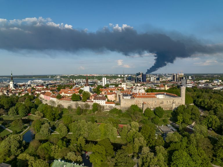 Облако дыма над Таллинном.