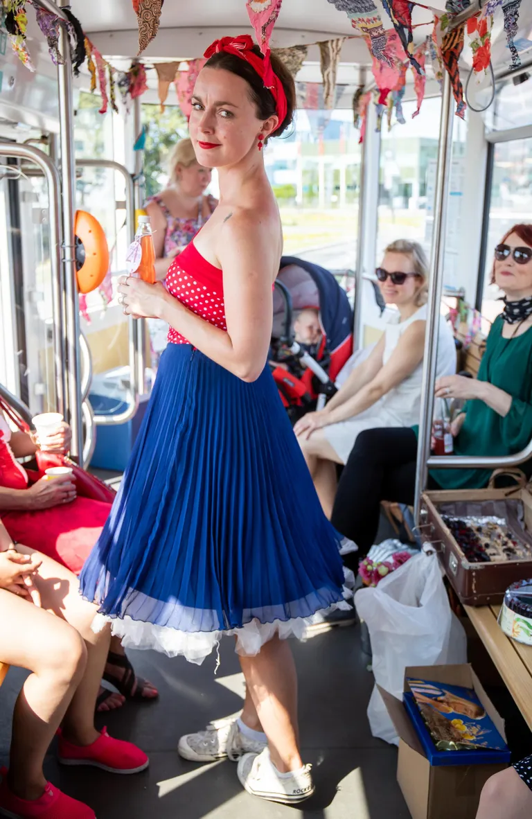 Üks kahest tuubi loojast Kadri Vahe (39). Tema efektse komplekti säravaim osa on punatäpiline rockabilly-tuub.