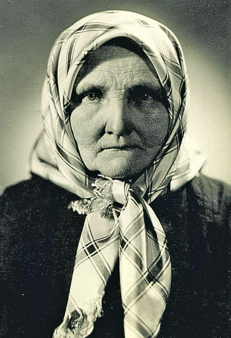 Helmi Mäelo ema, Uderna valla Morjentsi talu perenaine Mari Pett, kes tõi ilmale 12 last.