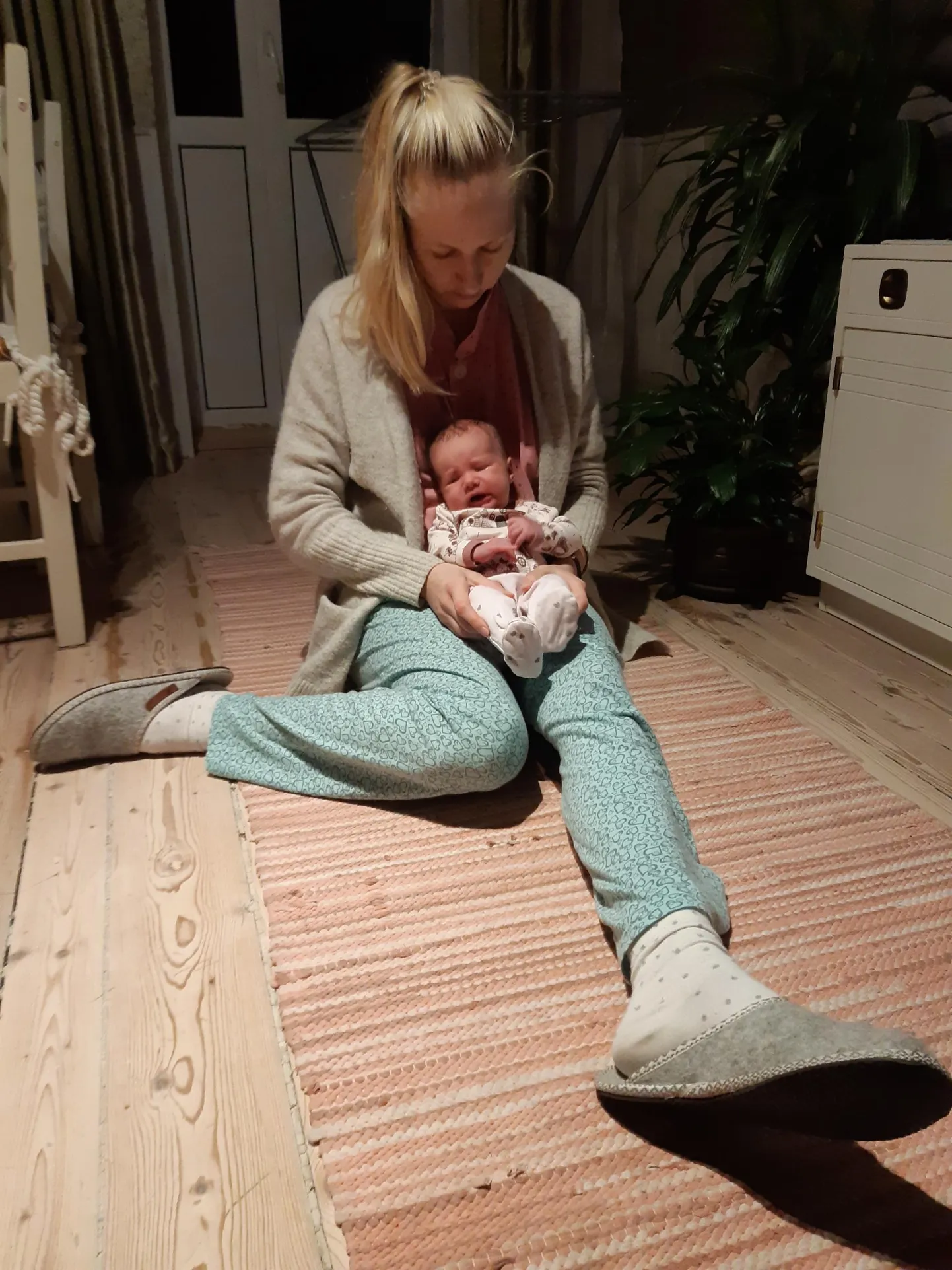 Foto, mis sotsiaalmeediasse ei jõudnud, aga mis iseloomustab hästi, kuidas end paarinädalase lapse kõrval tundsin. Veetsin õhtupoolikul tunde, otsides asendit, milles beebi lõpuks rahuneks, endal ikka veel seljas pidžaama eelmisest ööst.