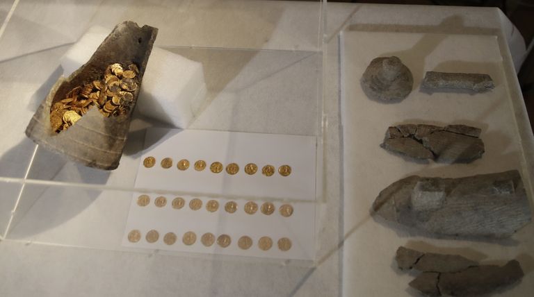 Põhja-Itaalias leiti Rooma impeeriumi langusajal käibel olnud kuldmündid. Leiu esitlemine ajakirjanikele