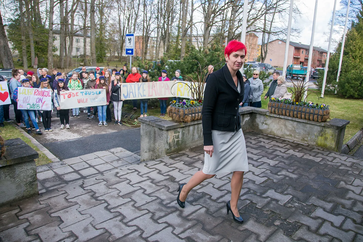 Aprilli lõpus tervitasid Türi vallavolikogu istungile minejaid õpilased, kes polnud rahul haridusmaastikul tehtavate muudatustega.