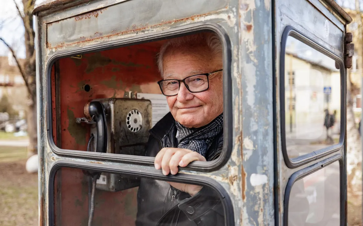 Postimehe palvel poseeris endine Eesti Telefoni juht Jaan Männik Tallinnas Koplis telefoniputkas, mis olid Eestis tavalised veel 1991. aastal, kui Männik Rootsi Telia saadikuna Eestisse telekomifirmat looma tuli. Praegu on Eesti telefonisüsteem üks Euroopa moodsamaid, kiidab Männik.