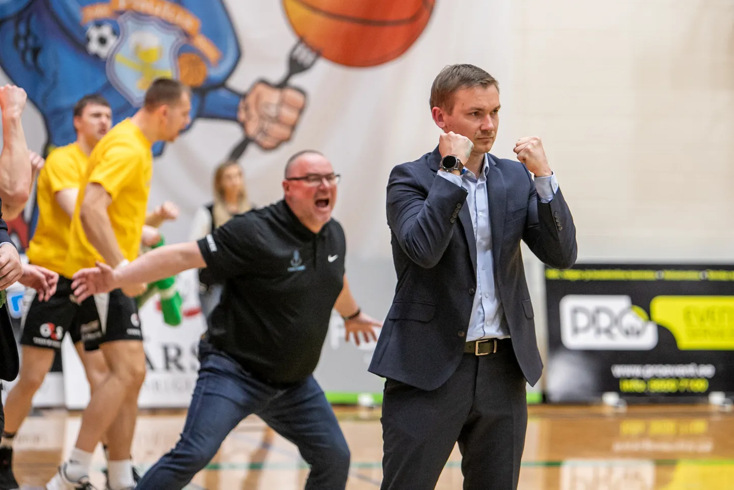 Pärnu Sadama peatreener Heiko Rannula, taamal meeskonna mänedžer Johan Kärp.